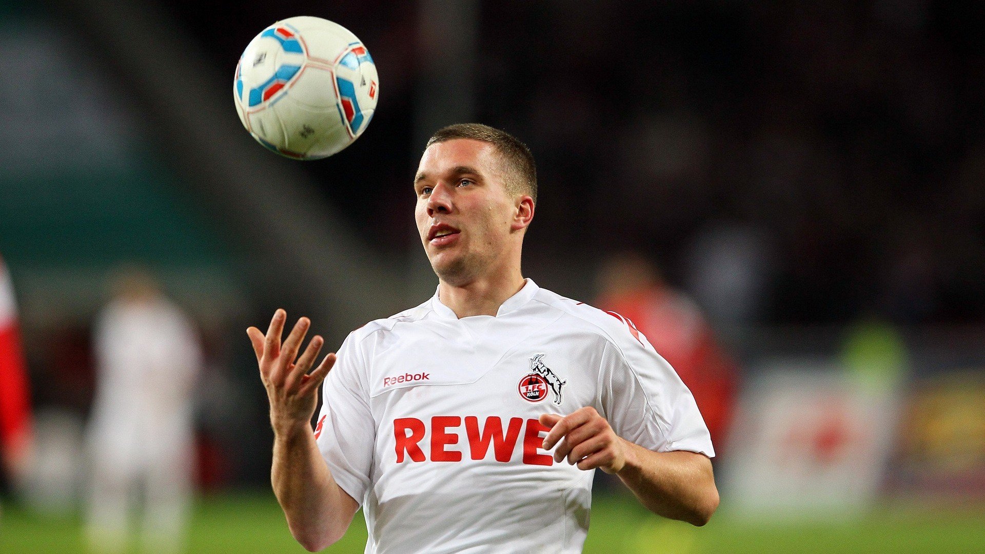 沃特福德客场遭遇失利,球队防守失误,士气受挫,沃特福德主客场球衣