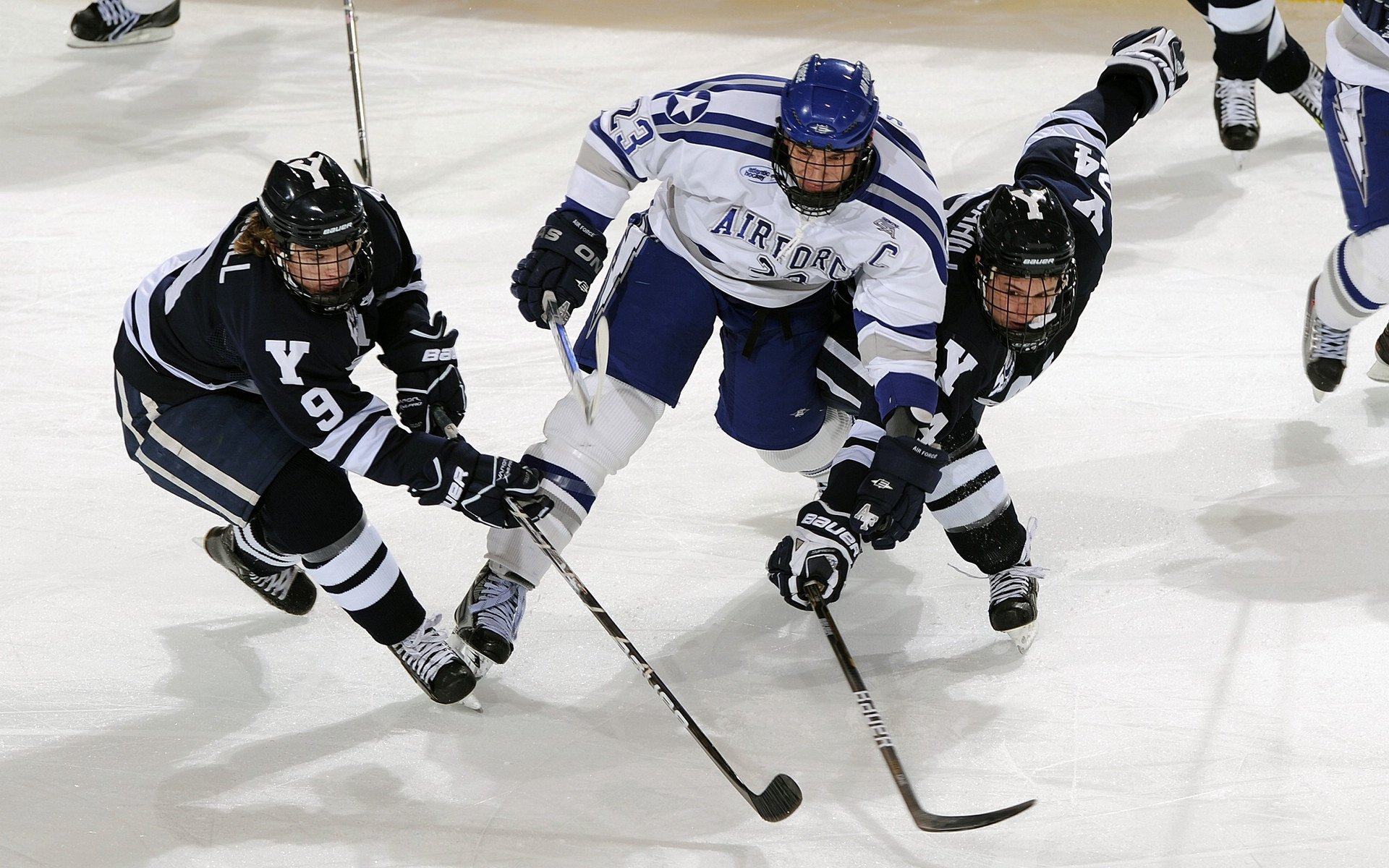 体育新闻中心发布体育记者数字工具包,体育记者连续拍下的一组照片